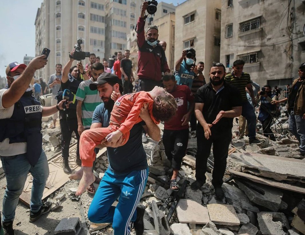 MaramHamdan13's tweet image. Netanyahu says:

They killd our children and civilians
Our conduct is moral and just
We dont target civilians ..
😮
How about all THESE KIDS!! 
How about all THESE WOMEN!! 
What about all JOURNALISTS!! 

#dont_believe
#keep_sharing
#gaza_under_attack