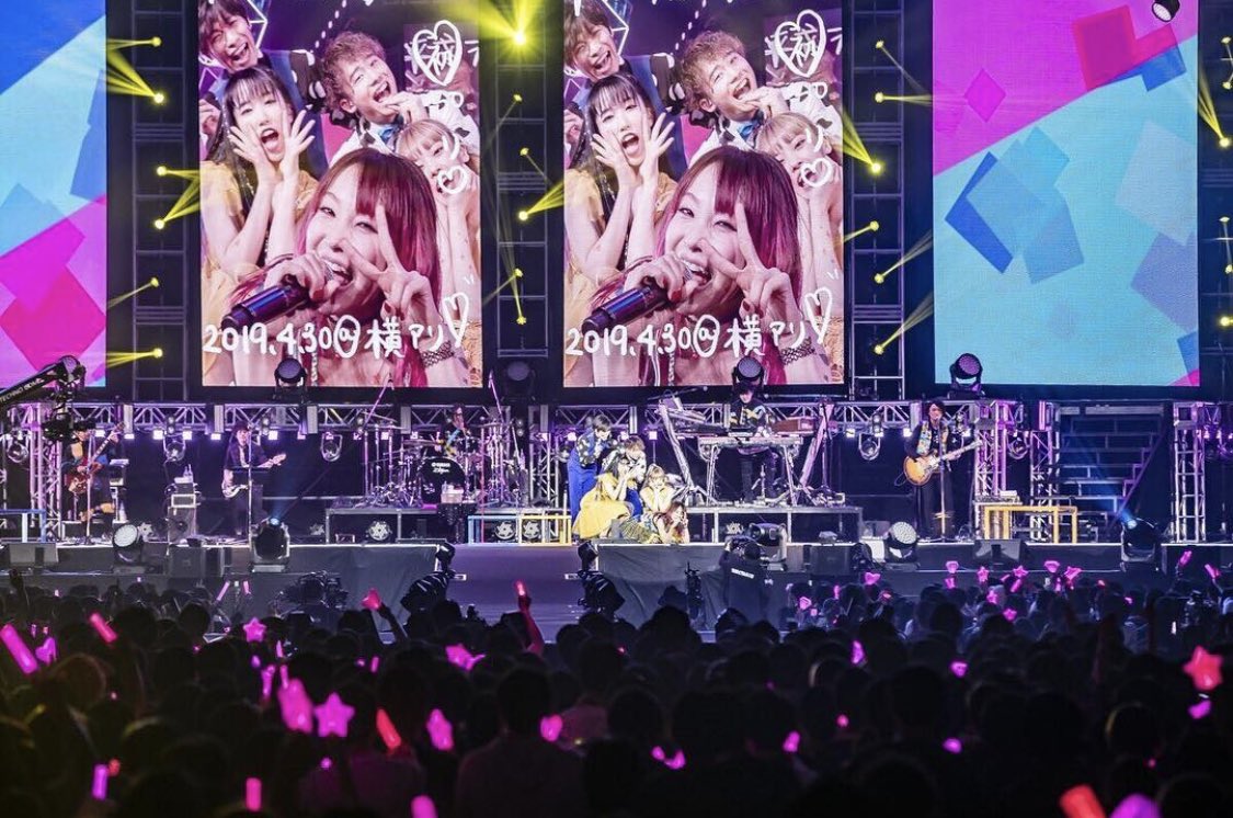 araki__yuka's tweet photo. LiSAさん＠LiSA_OLiVE 
10周年おめでとうございます！
LiSAさんの武道館ライブで初めてバックダンサーをさせてもらったのが2015年。
あの時まだ学生でした😳。
あれから6年経って今年で7年目🌈
これからもずっと大好きです‼︎

#LiSA10th #LADYBUG 🐞🍩 https://t.co/urFlzKJuK7