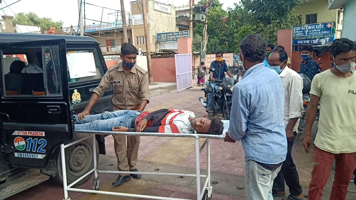 mahobapolice's tweet photo. #SP_Mahoba के निर्देशन पर जनपद वासियों को तत्काल पुलिस सहायता प्रदान की जा रही है..🚔
➡️इसी क्रम में जनपदीय @112UttarPradesh पुलिस #PRVs की टीम ने तत्परता से गम्भीर रुप से घायलों को अस्पलात में भर्ती कर उनकी जान बचायी व उनके परिजनों को इसकी सूचना भी दी ।
@Uppolice #UPPCares https://t.co/v8KazzAd0C