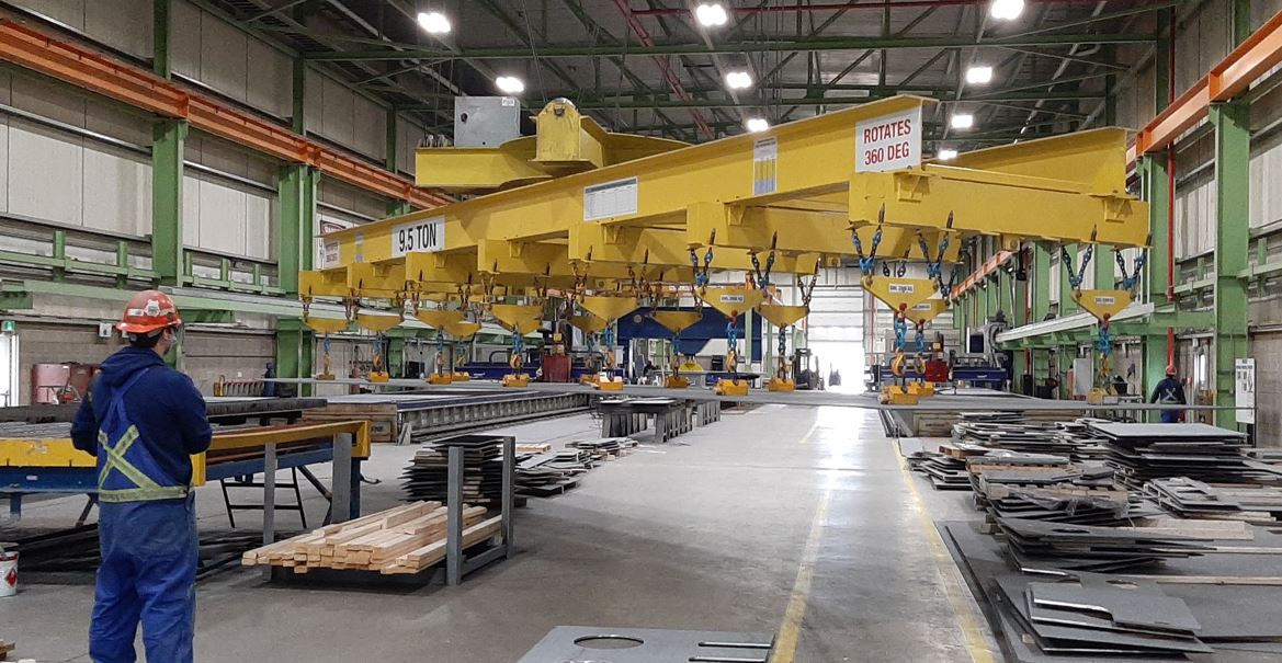 IrvingShipbuild's tweet image. Getting ready for the next major milestone in Canada&apos;s Arctic &amp;amp; Offshore Patrol Ship construction program for @RoyalCanNavy – this 3,734kg piece of steel is fresh out of the oven and paint booth and looking good! #ShipsForCanada #cdnships #NationalShipBuildingStrategy 🇨🇦