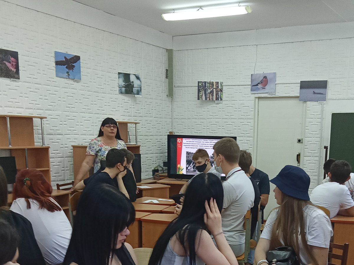 Chit_zal's tweet photo. Студенты Ульяновского профессионально-политехнического колледжа приняли участие в квизе "Путь к Победе", организованном сотрудником чит. зала #ДворецКниги. Лучшие знания о городах-героях, наградах, битвах, боевой технике и героях войны показали женские команды #Культура73 #73reg https://t.co/7sZgFtOefy