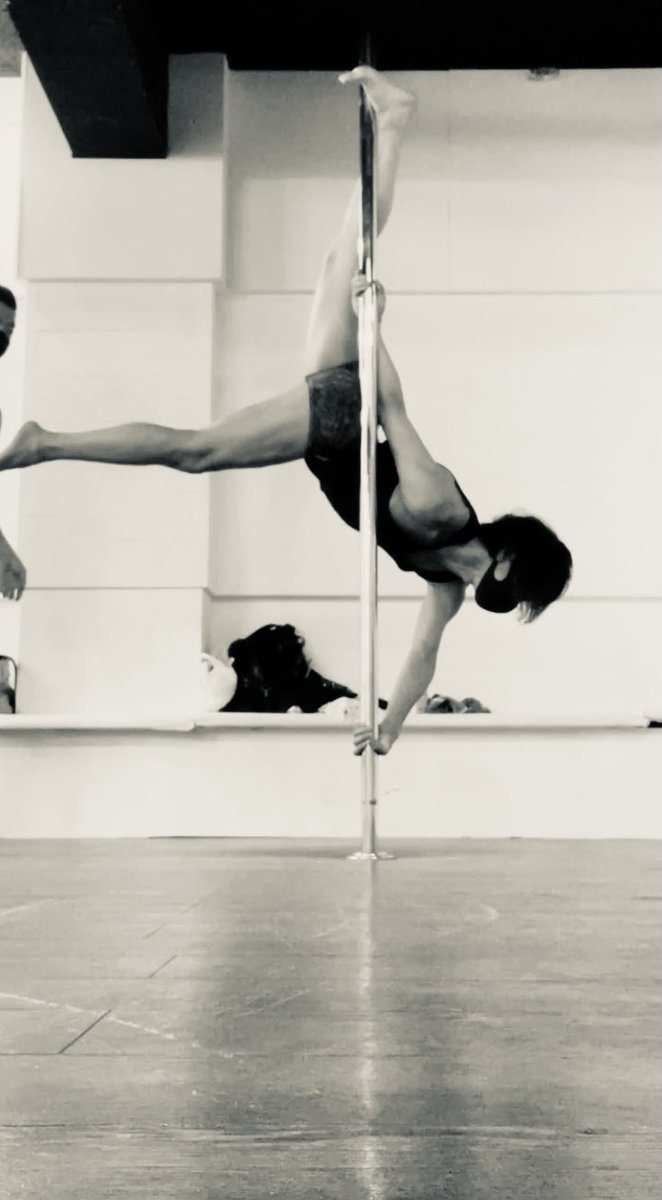 服部武雄 久しぶりにポールダンスに ちゃんと皮膚持ってかれました 間あけちゃうとやっぱり痛いんだよね けど楽しかった 8月の舞台 One Night Butterfly でポール立ててくれないかな バーレスク ショーパブ ポールダンスは鉄板でしょ ここで