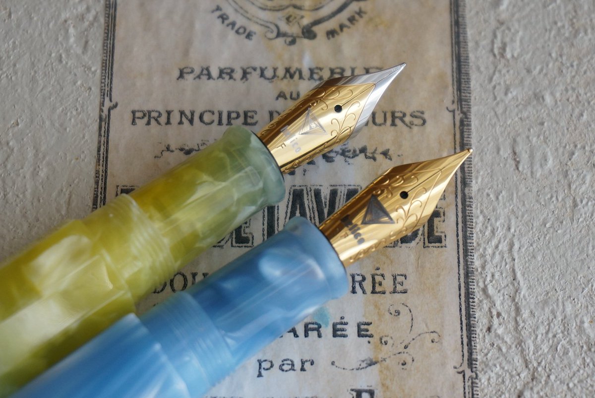 Helico ヘリコ 昨日のつづき 上が従来の大型スチールペン 先 バイカラータイプ 下が現在のゴールドメッキ ロゴはガンメタリック タイプのスチールペン先です どちらもドイツjowo社製です ペン先 の話 Helico万年筆 金ペン との比較はまた次回