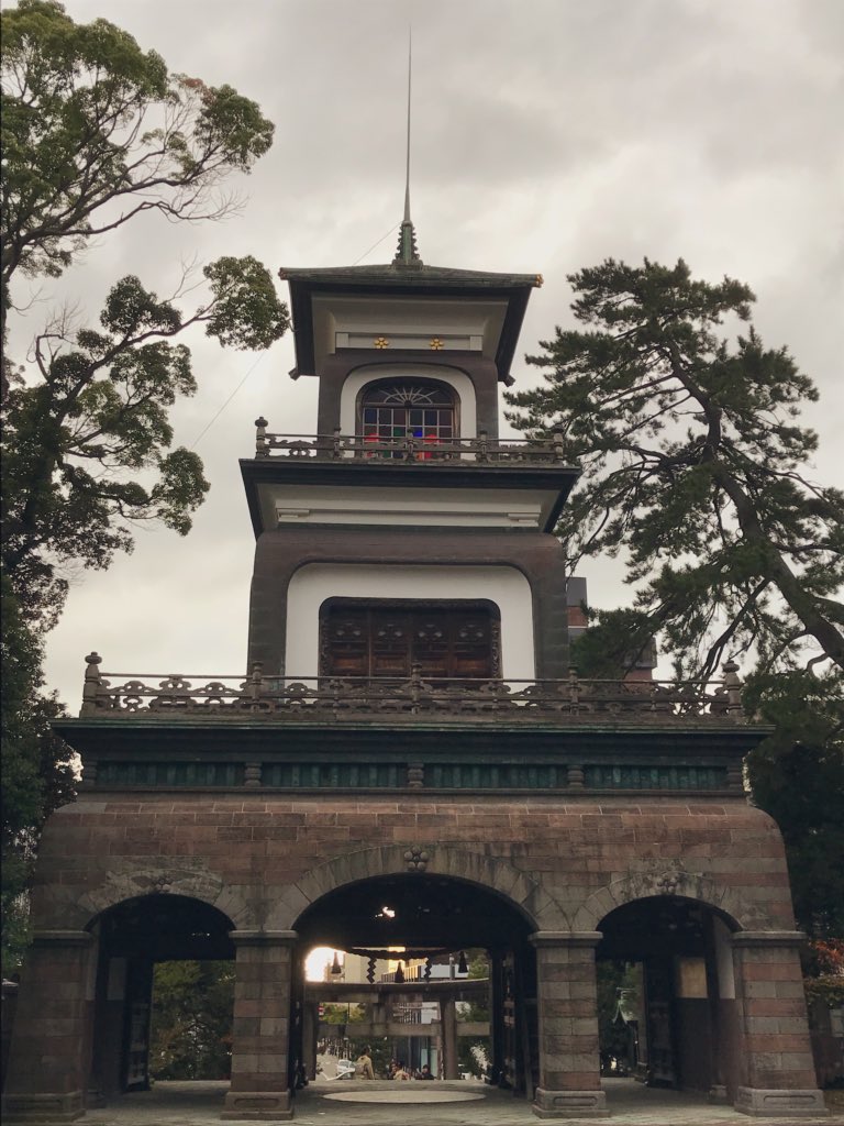 尾山神社(石川県金沢市)
社格は別格官幣社
主祭神は前田利家、芳春院
利家が亡くなると、子の利長がその霊を祀ろうとしたが、前田家は外様大名なので徳川幕府の許可なく創建することを憚り、八幡大神と天照大神を祀る神社を創建してそこに合祀した
明治6年、政府の許可が降りて社殿が新築された 