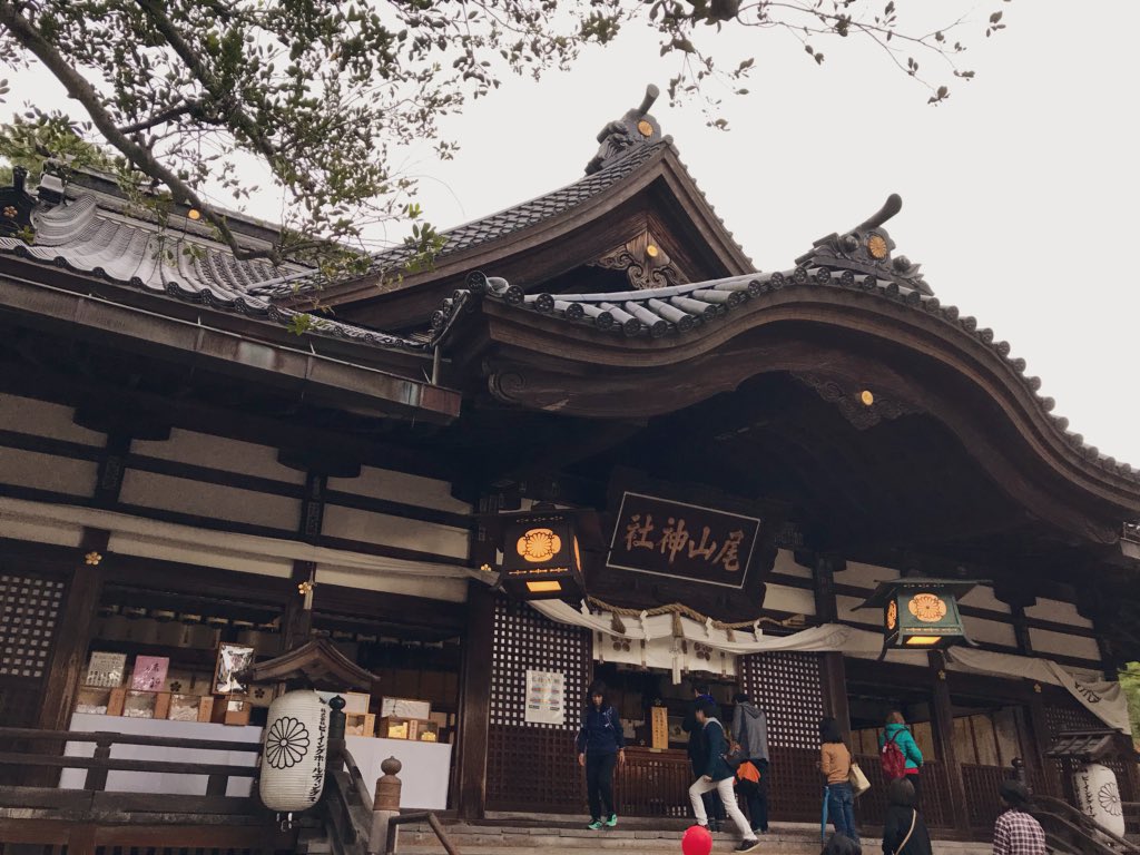 尾山神社(石川県金沢市)
社格は別格官幣社
主祭神は前田利家、芳春院
利家が亡くなると、子の利長がその霊を祀ろうとしたが、前田家は外様大名なので徳川幕府の許可なく創建することを憚り、八幡大神と天照大神を祀る神社を創建してそこに合祀した
明治6年、政府の許可が降りて社殿が新築された 