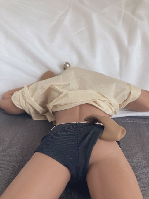 写真整理してたらコンプレックスフレンドシップの扉絵に使った資料写真出てきた。人形用の服持ってないのでシャツはティッシュを巻いて代用してます😂 