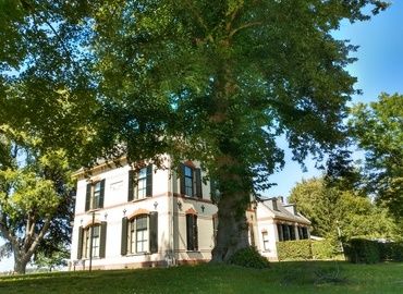 🏠🌳😍 Loop met gids Peter langs lommerrijke lanen en proef de grimmige geschiedenis van Veenhuizen. Tijdens de Verboden Dorp Tour, die iedere zaterdag en zondag te volgen is, wandel je langs de meest kenmerkende plekken van het dorp. Lees meer 👉 buff.ly/3yex5O9