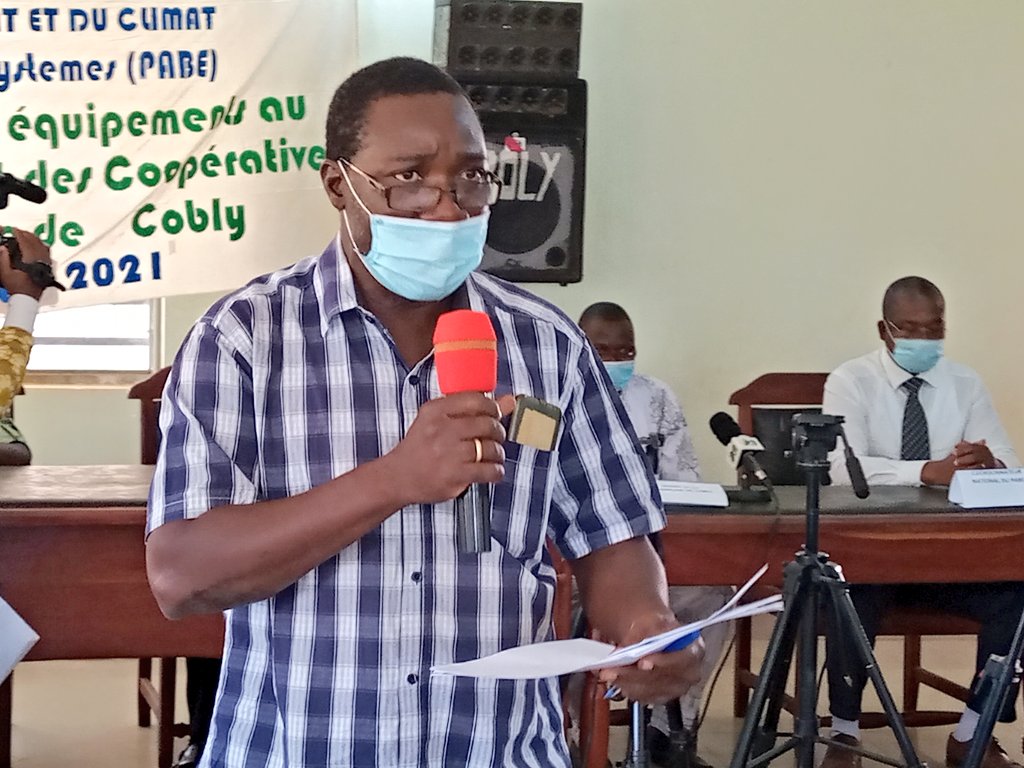gouvbenin's tweet photo. La commune de #Cobly est la 1ère étape de cette 3ème journée de la tournée de la délégation du #MCVDD. Le SGM/#MCVDD, #ConstantGODJO, a procédé à la remise de matériels et équipements au 2ème Adjoint au Maire au profit des producteurs et coopératives agricoles de cette commune. https://t.co/CrQi0gwhTE