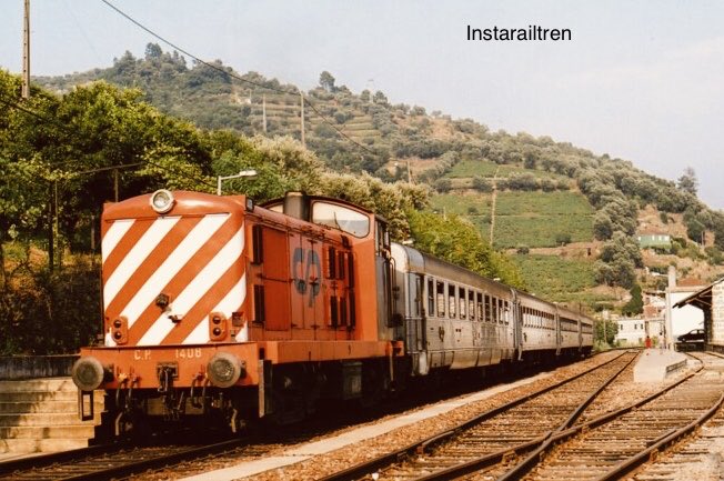 La diésel English Eléctric/Sorefame CP 1400 haciendo un servicio regional por la linha do Douro en la estación de Rede, año 2003. Foto: Ezequiel Pérez Martínez #EuropaTren #Instarailtren #CP #ComboiosPortugal #LineadelDuero #Portugal #FelizMiercoles