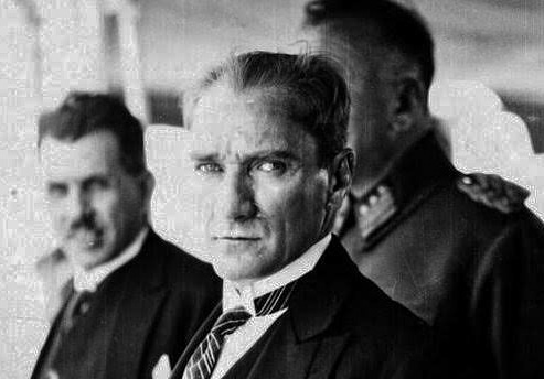 On dokuz Mayıs,
En yüce bayram.
Bize armağan,
Bıraktı Ata'm.

Sağız vatanca,
Kafamız zinde,
Tek bir kitleyiz,
Ata izinde.

#19MAYIS Atatürk'ü Anma Gençlik ve Spor Bayramımız kutlu olsun. 🇹🇷🇹🇷🇹🇷