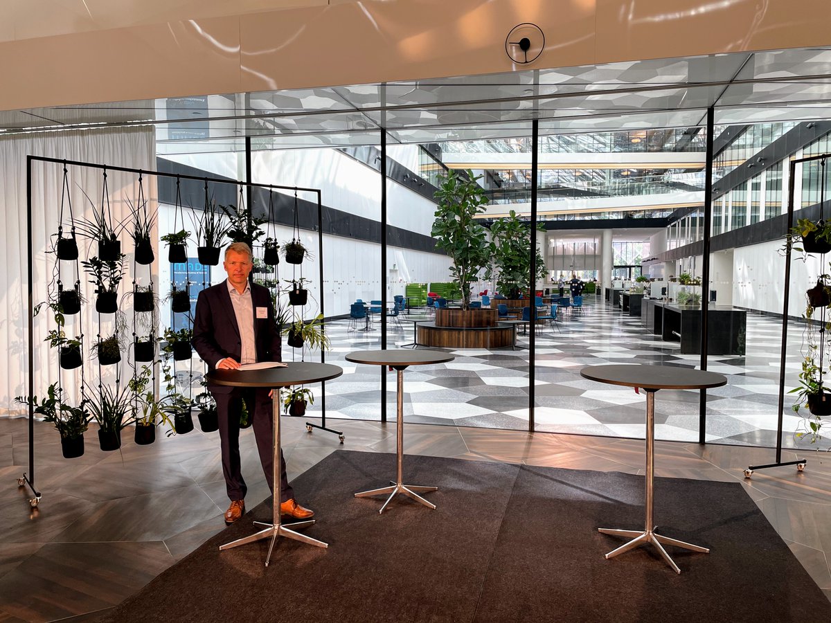 made_denmark's tweet photo. Om få timer løber MADE Virtuel Årsdag 2021 af stablen! Scenen er sat, humøret er højt, og håndspritten er klar. Vi ses foran og bag ved skærmene #MADE #Samler #Produktionsdanmark https://t.co/IfxNJJltuS https://t.co/XNVQXBc1CK