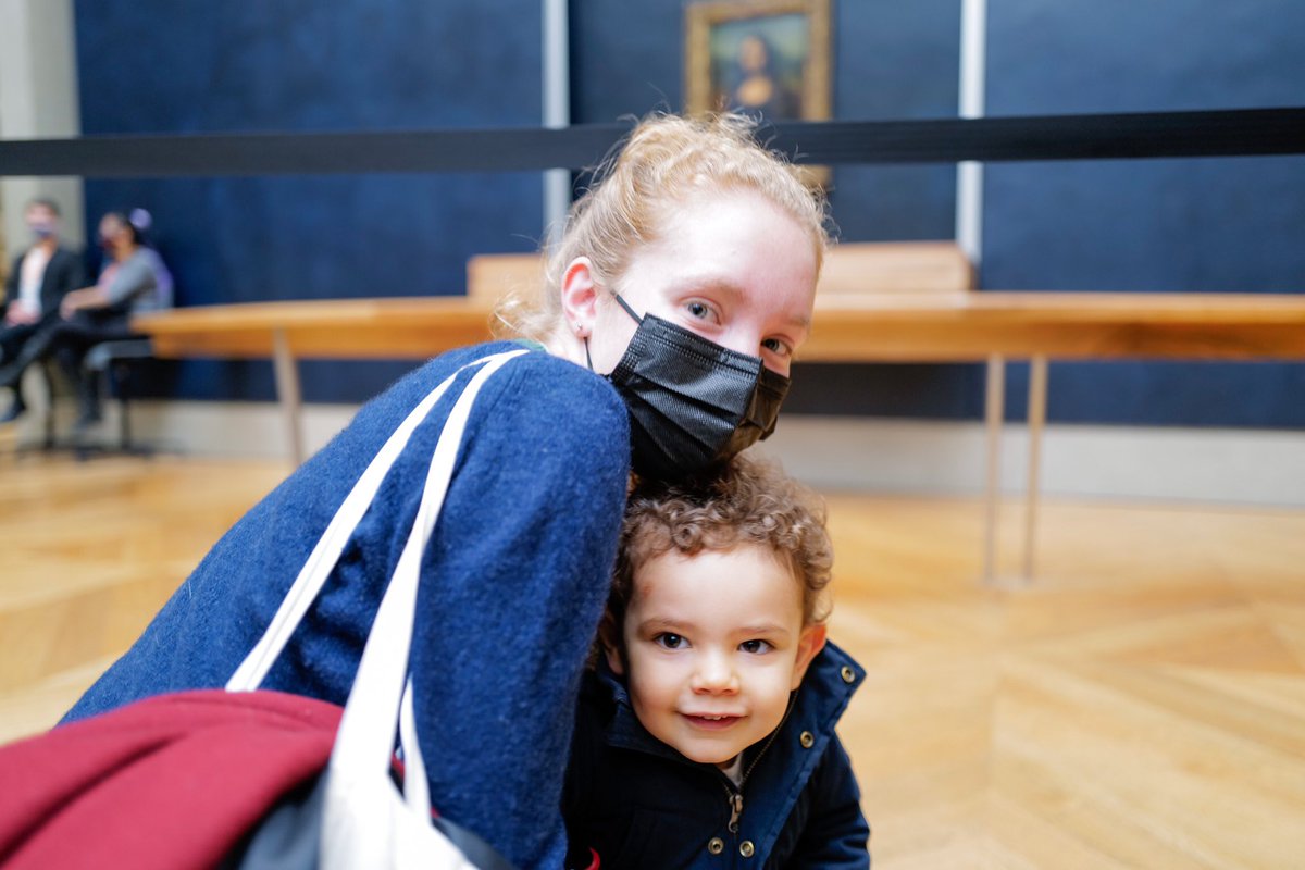 Ayo et Mahaut sont devant la Joconde. Lles visiteurs peuvent avoir leur « moment » de avant la Joconde, sans la cohue habituelle. Avant le Covid, le public restait un peu moins d’une minute, là, il n’y a pas de limite. « C’est magique » glisse une visiteuse. #Reouverture