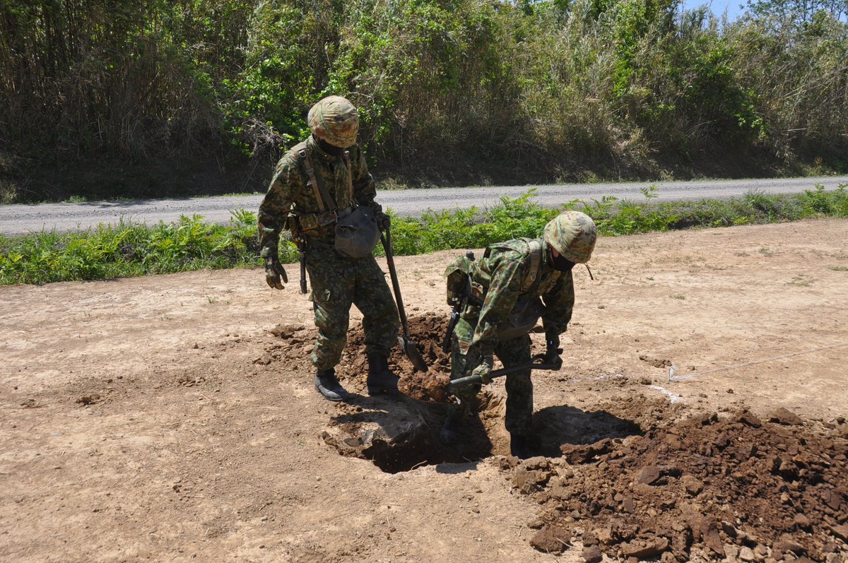 陸上自衛隊松山駐屯地 公式 S Tweet 松山駐屯地新隊員の記録 １１０教育大隊 の 一般陸曹候補生 の日常をご紹介 今回は えんたい構築訓練 穴掘り の様子です 生まれて初めて シャベル 自衛隊では エンピ ツルハシは十字と呼ぶ などの器材を