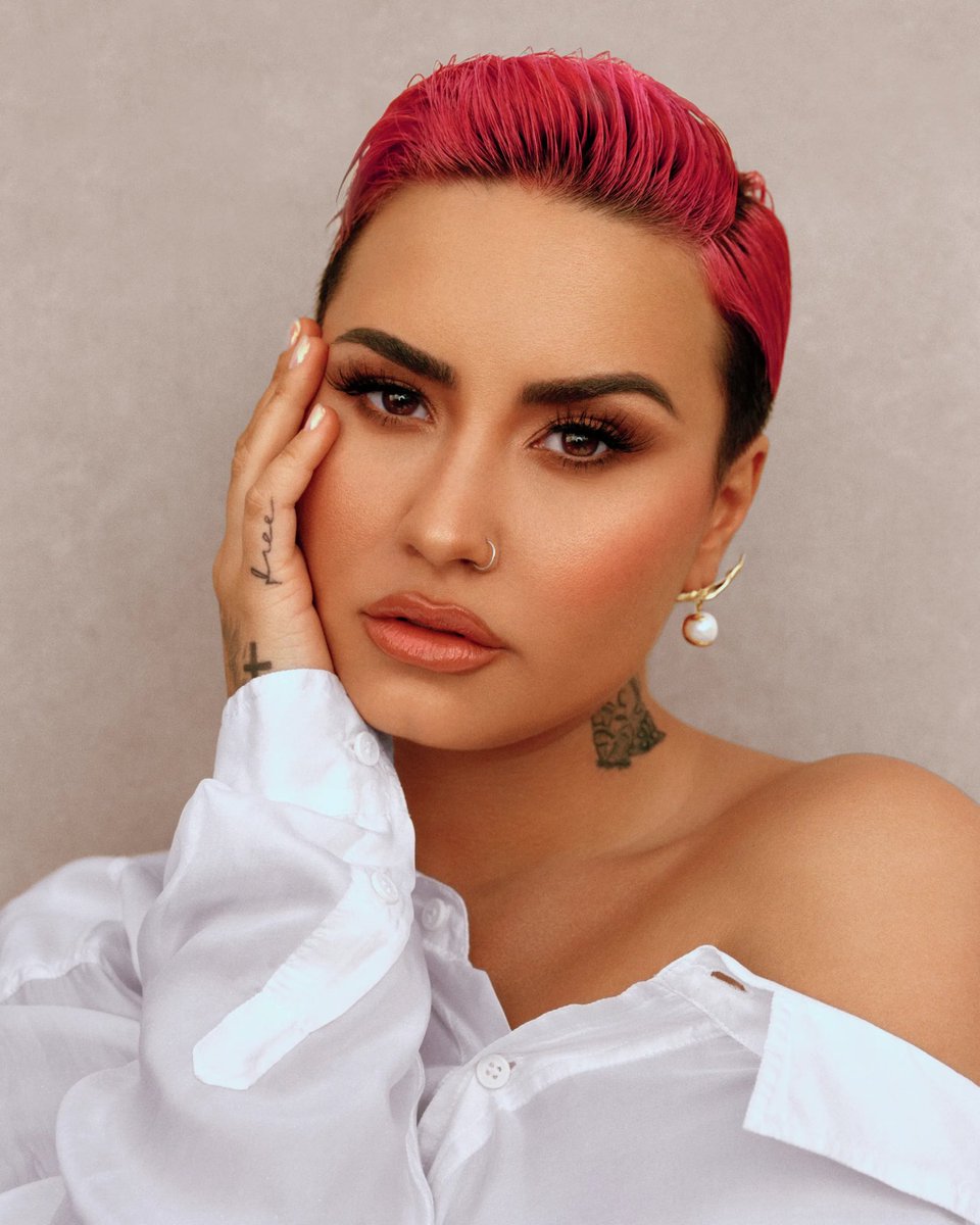 PopBase's tweet image. Demi Lovato comes out as non-binary and updates their pronouns to ‘they/them.’ 🤍