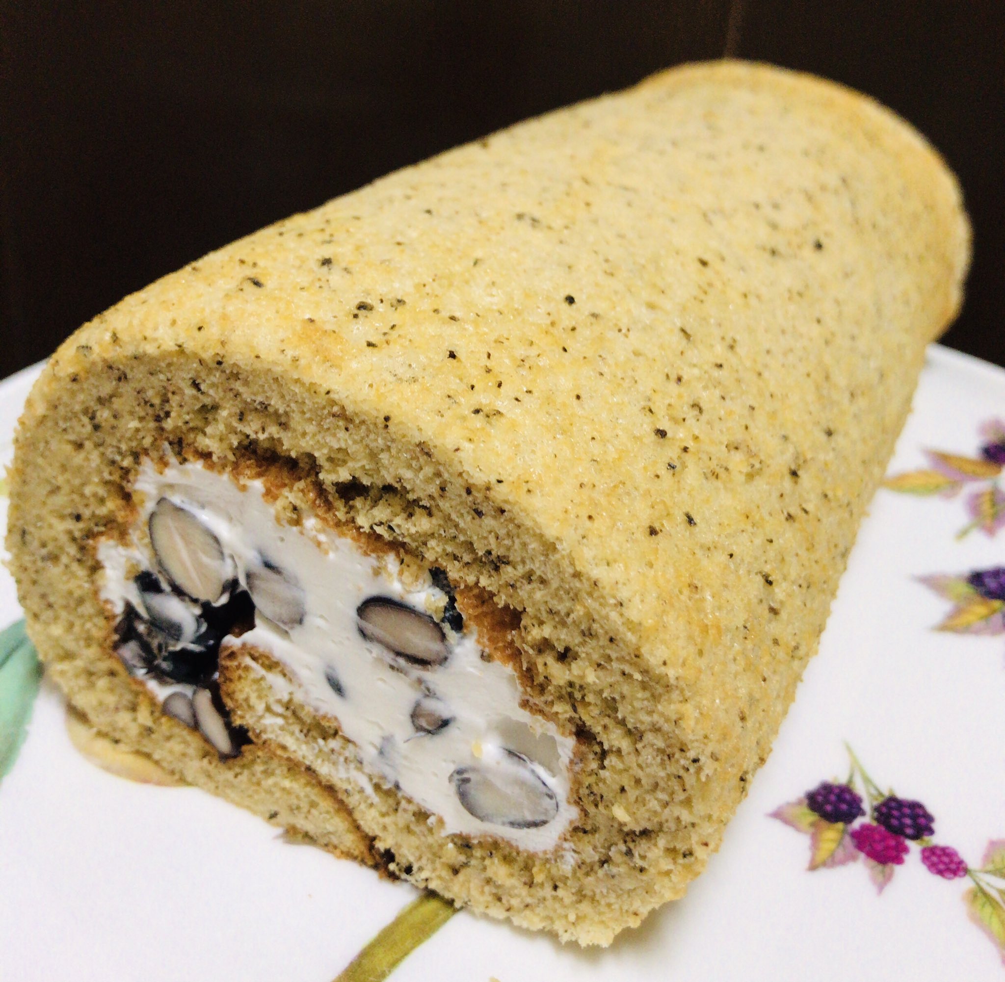 Coffeeshop ピッコロ 丹波黒豆とほうじ茶のロールケーキ人気です 甘さも控えめなので是非ご賞味下さい T Co Zhbgdqajc0 Twitter