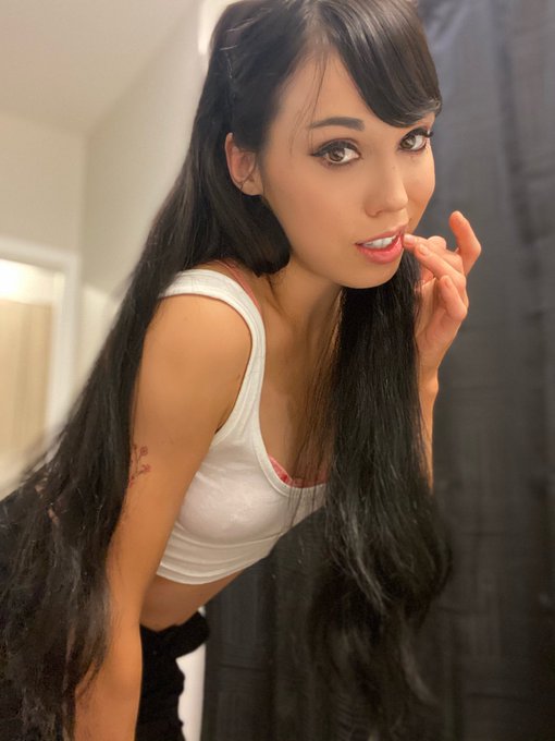 Basic selfies https://t.co/NhXnaUvnf5