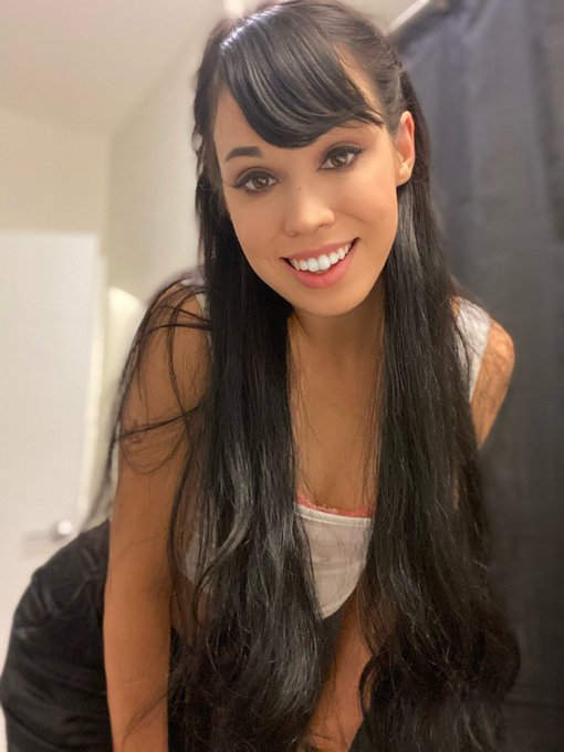 Basic selfies https://t.co/NhXnaUvnf5