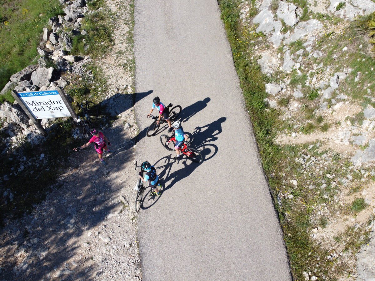 FundacioFull's tweet photo. 🏔📚 Els #llibresalcim! @DonesBicibles pujà a les Antentes de La Gallinera "Més dones valencianes...” (@bromera)
💜🚵♀️ Una de les qui pujà, present al llibre pels seus mèrits com a ciclista d’ultradistància i impulsora d’una marxa ciclista femenina, és María José Silvestre https://t.co/IUSej1bGcs
