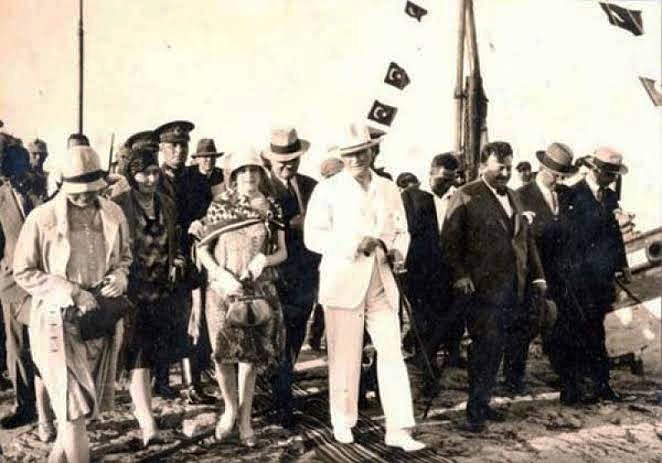 "Gençler! Benim gelecekteki emellerimi gerçekleştirmeyi üstlenen gençler! Bir gün bu memleketi sizin gibi beni anlamış bir gençliğe bırakacağımdan dolayı çok memnun ve mesudum."

Atatürk'ü Anma, Gençlik ve Spor Bayramımız Kutlu Olsun! #19mayısatatürküanmagençlikvesporbayramı