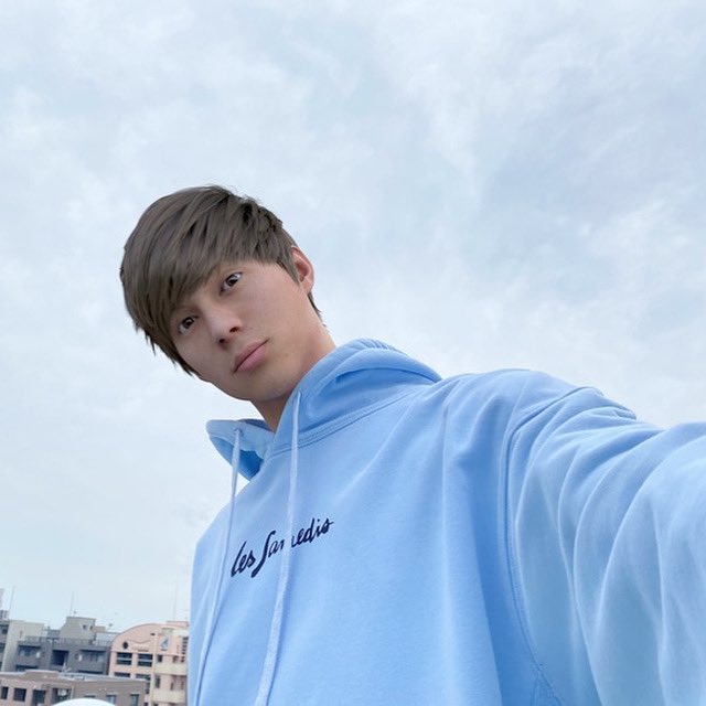 Does my new hairstyle suit me? 
髪型、変えてみた😎