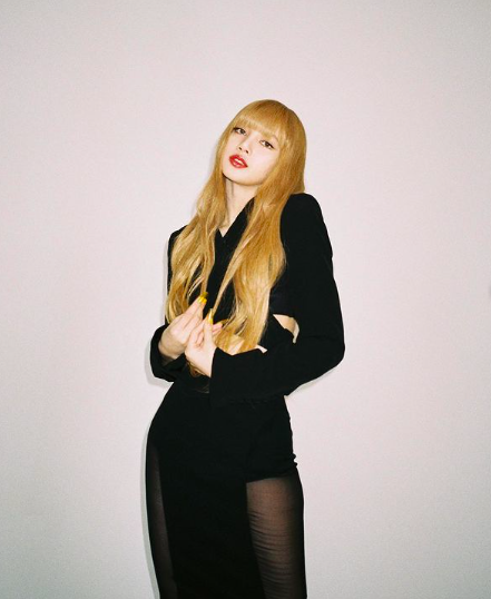 WORLDMUSICAWARD's tweet photo. #BLACKPINK's #Lisa shares gorgeous new pics on Instagram with long blond hair!📸👩‍✨🌟🍒🌈👑💛 #lisasoloiscoming https://t.co/pgACT1KWig