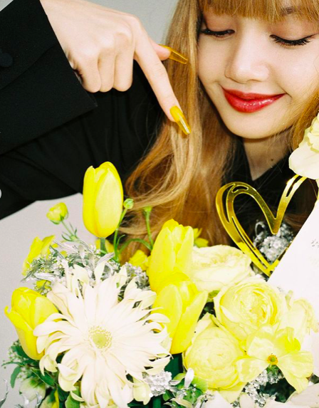 WORLDMUSICAWARD's tweet photo. #BLACKPINK's #Lisa shares gorgeous new pics on Instagram with long blond hair!📸👩‍✨🌟🍒🌈👑💛 #lisasoloiscoming https://t.co/pgACT1KWig