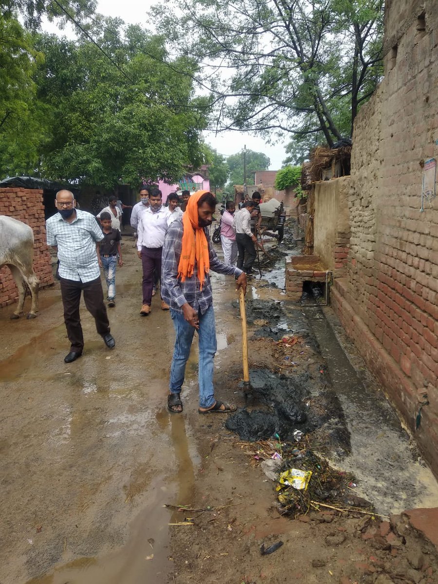 DoprupF's tweet photo. ग्राम पंचायत भोजपुर विकासखंड कमालगंज में विशेष स्वच्छता अभियान के अंतर्गत सफाई कार्य का निरीक्षण किया गया एवं नवनिर्वाचित प्रधान को ग्राम पंचायत में पुनः सैनिटाइजेशन कराने हेतु कहा गया। ग्राम पंचायतों में एकत्र घूरा गड्ढों को हटाने हेतु प्रधान को निर्देशित किया गया। https://t.co/GooTg4BUsz