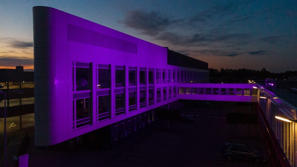Elk jaar wordt wereldwijd in ruim 40 verschillende landen campagne gevoerd om de algemene bewustwording rond IBD te vergroten. Een van de acties op Wereld IBD dag, 19 mei, is het wereldwijd paars verlichten van iconische gebouwen. Ook het MDL centrum  <a href="/ijssellandzhs/">IJssellandZiekenhuis</a> doet mee!