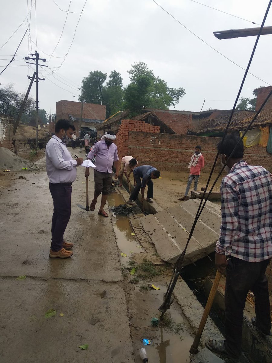 DoprupF's tweet photo. ग्राम पंचायत फतेहपुर कायस्थान विकासखंड कमालगंज में विशेष स्वच्छता अभियान के अंतर्गत सफाई कार्य का निरीक्षण किया गया एवं नवनिर्वाचित प्रधान को ग्राम पंचायत में पुनः सैनिटाइजेशन कराने हेतु कहा गया। ग्राम पंचायतों में एकत्र घूरा गड्ढों को हटाने हेतु प्रधान को निर्देशित किया गया। https://t.co/l1FEgO8BF6