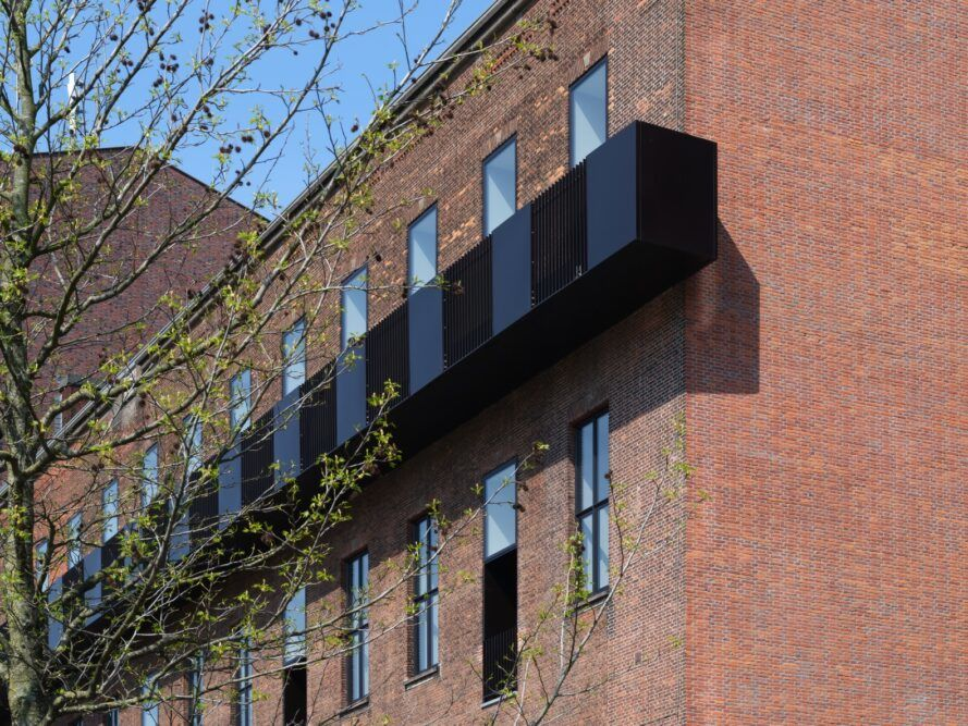 CroftArchitects's tweet photo. A telecoms building gets a new life as energy-producing apartments. There ar so many empty properties in Stoke on Trent that could be transformed like this. @BrunoJOrnelas
@SaltboxCentre @HousingITguy https://t.co/5kbdo3fmOe #changeofuse #propertyconversion #solarpowered https://t.co/NMMX4aKjDO