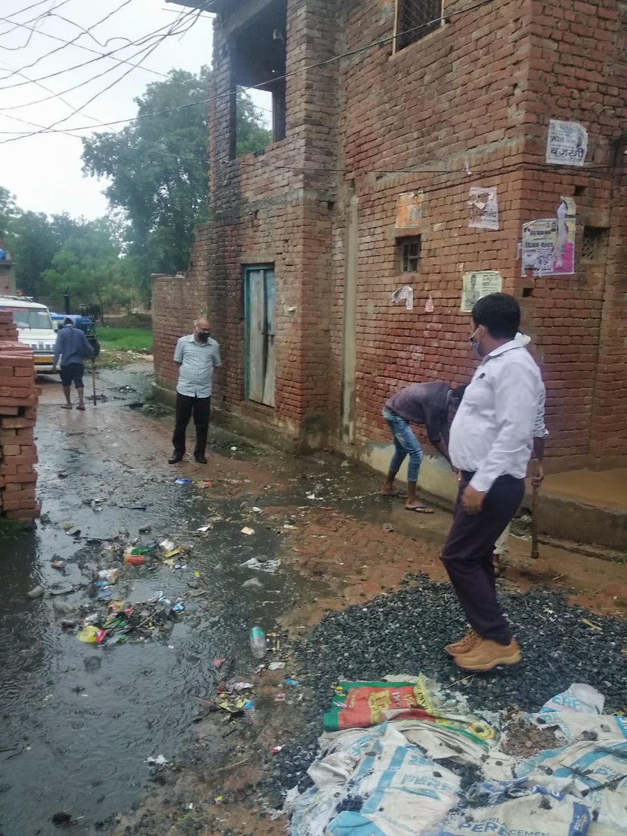 DoprupF's tweet photo. ग्राम पंचायत बलीपुर विकासखंड कमालगंज में विशेष स्वच्छता अभियान के अंतर्गत सफाई कार्य का निरीक्षण किया गया एवं नवनिर्वाचित प्रधान को ग्राम पंचायत में पुनः सैनिटाइजेशन कराने हेतु कहा गया। ग्राम पंचायतों में एकत्र घूरा गड्ढों को हटाने हेतु प्रधान को निर्देशित किया गया। https://t.co/eTeL1CwBcH