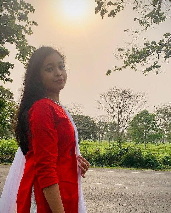 Tu dhoop hai cham se bikhar , tu hai nadi o bekhabar, bah chal kahin , ud chal kahin, dil khush jahan. Teri to manzil hai wahin ✨

Have a positive time people 🙌🏻♥️♥️
Take care of yourselves. 🌸

#neelanjanaray #neelovers #stayhome #staypositive