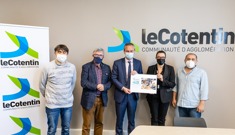 leCotentin's tweet photo. En soutien aux soignants mobilisés pendant la crise, @leCotentin  a remis 200 chèques-cadeaux d'une valeur de 100€ à la directrice du @CHPC50 . Ils seront à utiliser auprès des restaurateurs locaux. Une action inscrite dans le plan de rebond du @leCotentin https://t.co/zypwHZ5d3u