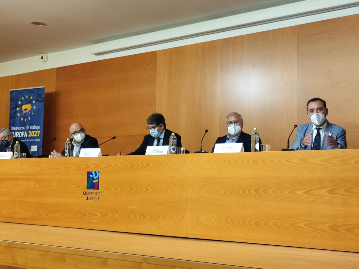 EuroFUE_UJI's tweet photo. "La dimensión local es imprescindible para construir esa Europa que queremos, sostenible♻️ y digital📲", clausura los #DesayunosEU2027 Joan Antoni Martín, vicerrector de Internacionalización y Cooperación de la @UJIuniversitat . ¡Seguimos el próximo mes con Europa Digital! https://t.co/AmIdPjfzDj