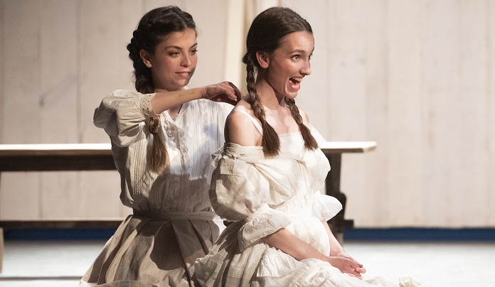 Luchas, lugares, pasiones y esperanzas. @carmen_losa lleva #Levante al <a href="/TeatroEspanol/">Teatro Español</a>, un montaje con ecos lorquianos ambientado en los años treinta. “Es una obra comprometida con nuestra historia”, señala la directora. Por <a href="/ecolote/">Javier López Rejas</a> elcultural.com/losa-se-deja-l… 🎭