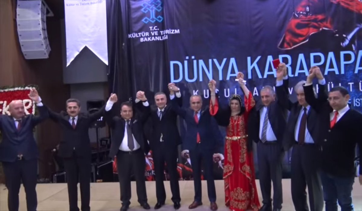 Sedat Peker 'Bana Türklük Hakanı unvanı' verdiler' demişti

Kültür Bakanlığı sponsorluğunda düzenlendiği iddia edilen o organizasyonda konuşma yapan kişinin eski Kültür Bakanı ve halen Cumhurbaşkanı Başdanışmanı olan Yalçın Topçu olduğu ortaya çıktı

karar.com/guncel-haberle…