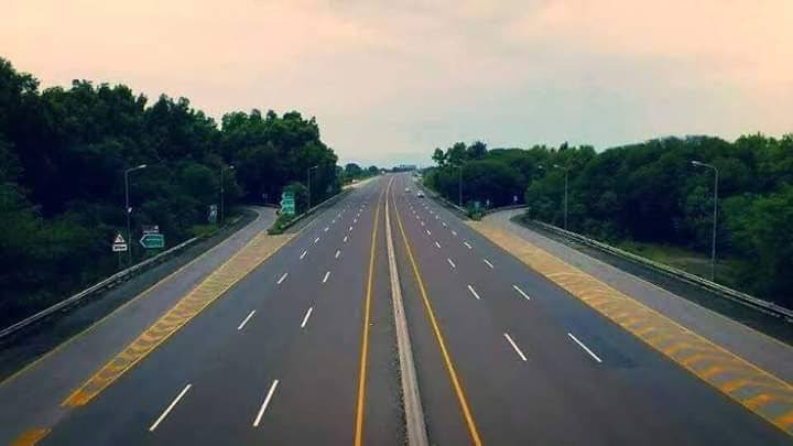 betterpakistan's tweet photo. مسلم لیگ ن کی حکومت نے وزیر اعظم نواز شریف کی قیادت میں 2013-18 کے دوران نہایت کامیابی کے ساتھ 2,000 کلومیٹر سے زائد موٹرویز کی بغیر سکینڈلز کے تعمیر کیں-نالائق حکمران 46 کلومیٹر رنگ روڈ منصوبہ میں ابھی تعمیر شروع نہیں ہوئی بہتی گنگا میں ہاتھ دھونے لگ گئے اسے بڑا سکینڈل بنا ڈالا- https://t.co/X1SWy3lasA