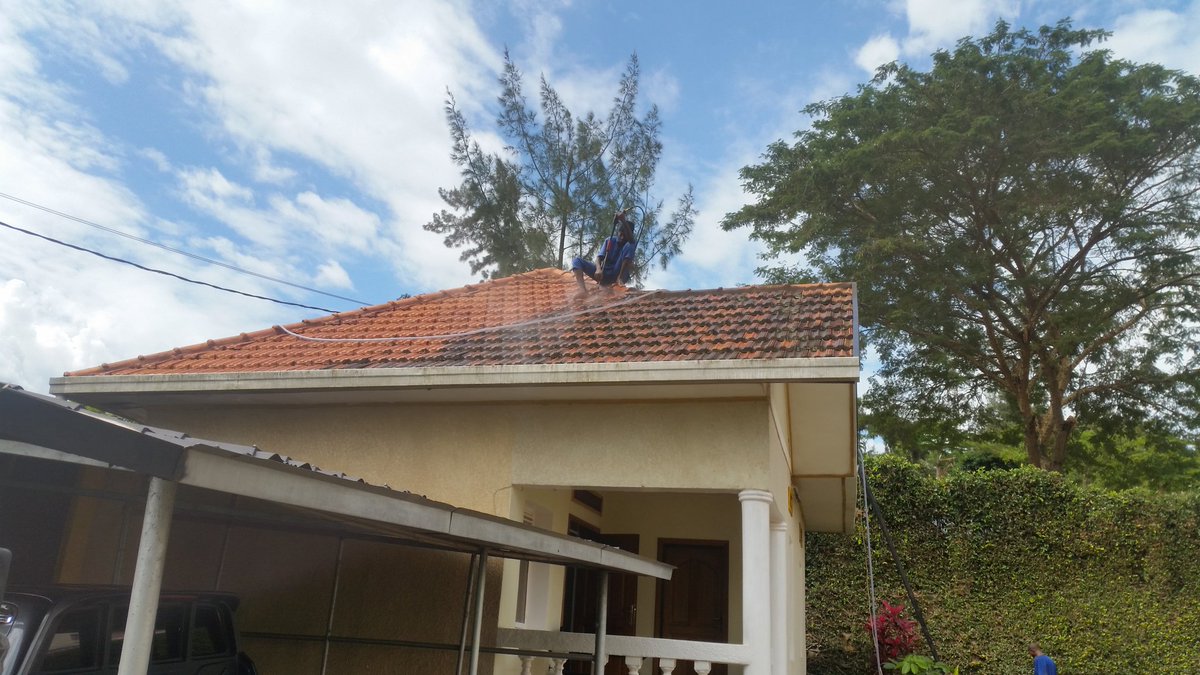 derrick_nkusi's tweet photo. I was so impressed to see this group of youth who thought about this idea. I approached them and they told me that their aim is to keep #KigaliClean. But I told them not only Kigali! Keep #RwandaClean. Retweet this to give them what you got. @CityofKigali @YouthCultureRW https://t.co/FbnGQOWnK9