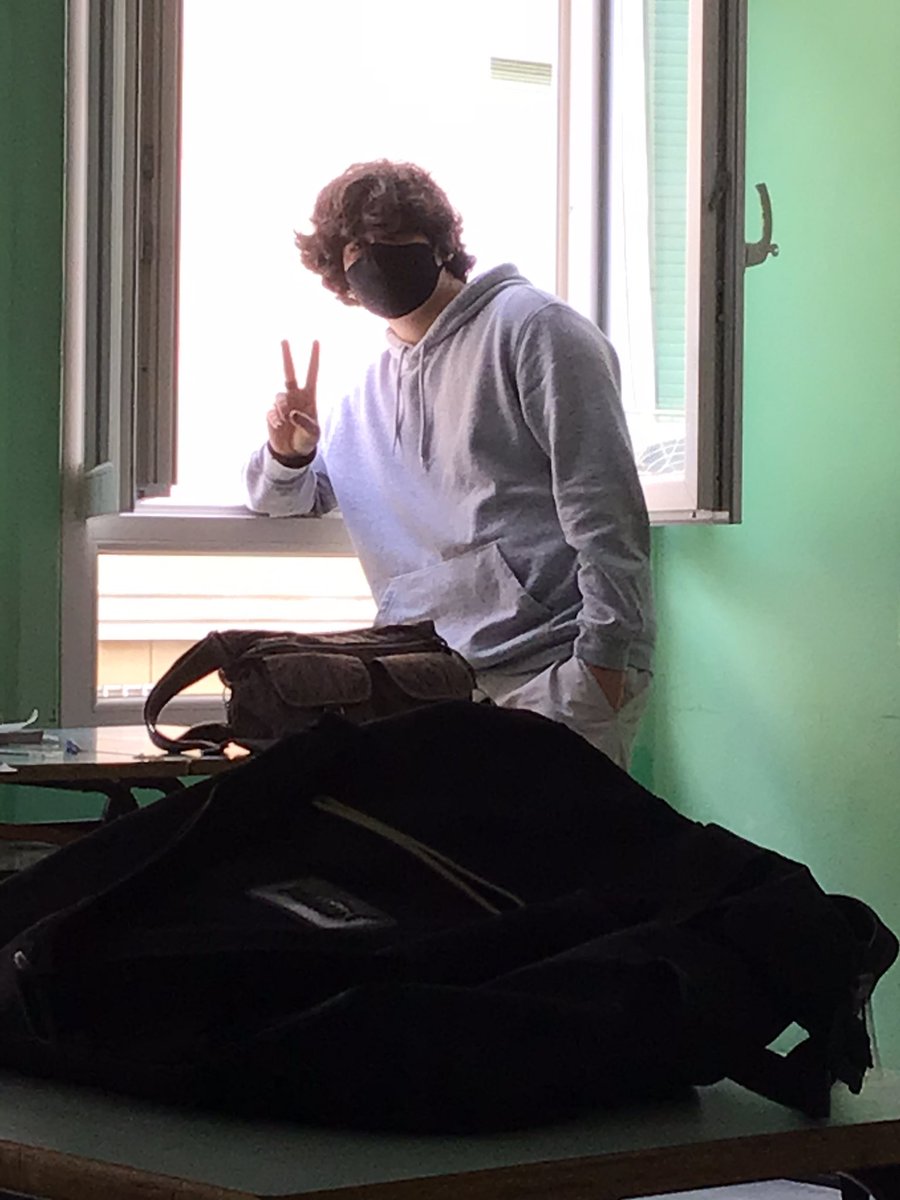 LEMIS_04's tweet photo. Il nostro amiko fa il figo alla finestra https://t.co/nJJshlRl5y