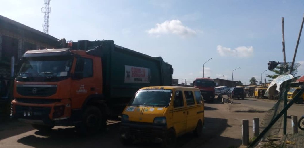 followlastma's tweet photo. [9:30AM] #IyanaIpaja #Alagbaa #Breakdown
A @Lawma_gov Compactor truck has broken down at Alagbaa r/abt inward NYSC camp, really impeding smooth traffic flow.  Effort is on to get it off the road.
#DriveSafe
@Gidi_Traffic @trafficbutter @TrafficChiefNG #FollowLASTMA https://t.co/h1bzuB39Le