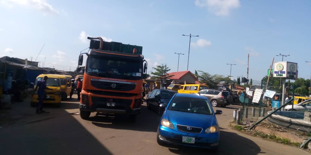 followlastma's tweet photo. [9:30AM] #IyanaIpaja #Alagbaa #Breakdown
A @Lawma_gov Compactor truck has broken down at Alagbaa r/abt inward NYSC camp, really impeding smooth traffic flow.  Effort is on to get it off the road.
#DriveSafe
@Gidi_Traffic @trafficbutter @TrafficChiefNG #FollowLASTMA https://t.co/h1bzuB39Le