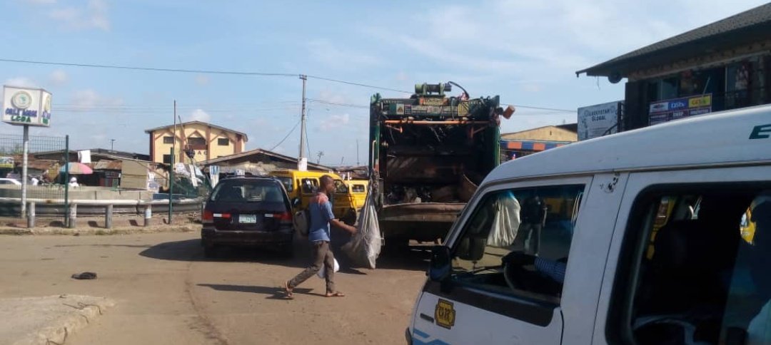 followlastma's tweet photo. [9:30AM] #IyanaIpaja #Alagbaa #Breakdown
A @Lawma_gov Compactor truck has broken down at Alagbaa r/abt inward NYSC camp, really impeding smooth traffic flow.  Effort is on to get it off the road.
#DriveSafe
@Gidi_Traffic @trafficbutter @TrafficChiefNG #FollowLASTMA https://t.co/h1bzuB39Le