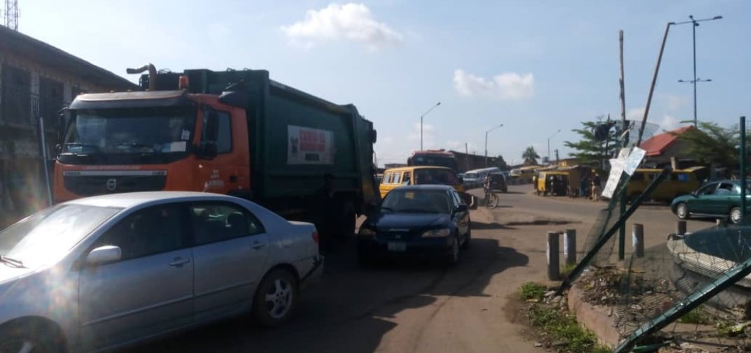 followlastma's tweet photo. [9:30AM] #IyanaIpaja #Alagbaa #Breakdown
A @Lawma_gov Compactor truck has broken down at Alagbaa r/abt inward NYSC camp, really impeding smooth traffic flow.  Effort is on to get it off the road.
#DriveSafe
@Gidi_Traffic @trafficbutter @TrafficChiefNG #FollowLASTMA https://t.co/h1bzuB39Le