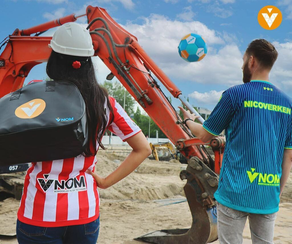 VNOM_nl's tweet photo. ⚽ Als trotse co-sponsor feliciteren wij @spartarotterdam met het behalen van de play-offs. Daarnaast wensen wij jullie heel veel succes de komende periode met de wedstrijden en uiteraard ook vanavond met de Rotterdamse derby Feyenoord-Sparta⚽. #vnom … https://t.co/FkGQa9QS5S https://t.co/HBnn3Pm6MJ