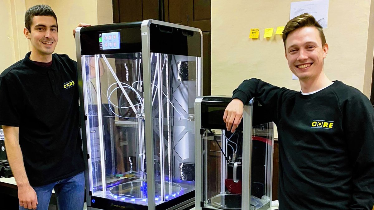 ThinkCORE_cv's tweet photo. Bij CORE hebben twee 3D-printers van Materialise een nieuw leven gekregen. We zullen deze printers herstellen  zodat ze vervolgens in de Maakleerplek kunnen worden geplaatst. Hier zet CORE deze toestellen in voor educatieve doeleinden alsook het repareren van kleine objecten. 🛠️ https://t.co/AlWUHDU4dg
