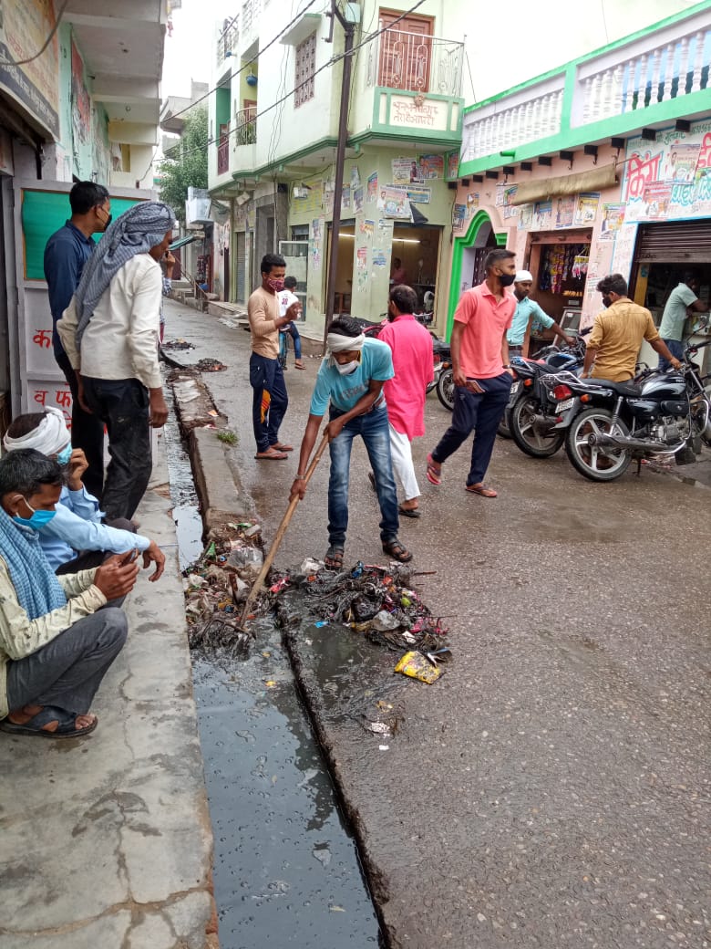 doprup_Bulandsh's tweet photo. विशेष स्वच्छता अभियान के अन्तर्गत आज दिनाॅक 19.05.2021 को जनपद बुलन्दशहर के विकास खण्डो की ग्राम पंचायतो मे सफाई कार्य करते हुए।@Bhupendraupbjp,@CMOfficeUP ,@uppanchayatiraj ,@dmbulandshahr https://t.co/QvJaTcO9rs