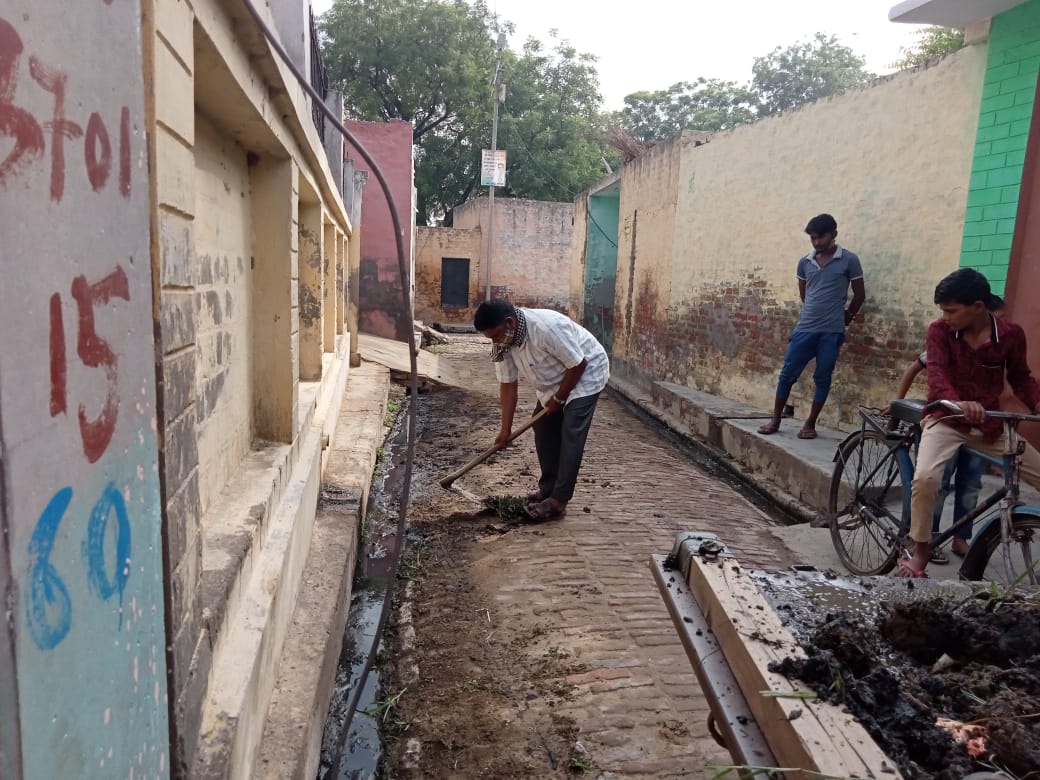 doprup_Bulandsh's tweet photo. विशेष स्वच्छता अभियान के अन्तर्गत आज दिनाॅक 19.05.2021 को जनपद बुलन्दशहर के विकास खण्डो की ग्राम पंचायतो मे सफाई कार्य करते हुए।@Bhupendraupbjp,@CMOfficeUP ,@uppanchayatiraj ,@dmbulandshahr https://t.co/QvJaTcO9rs