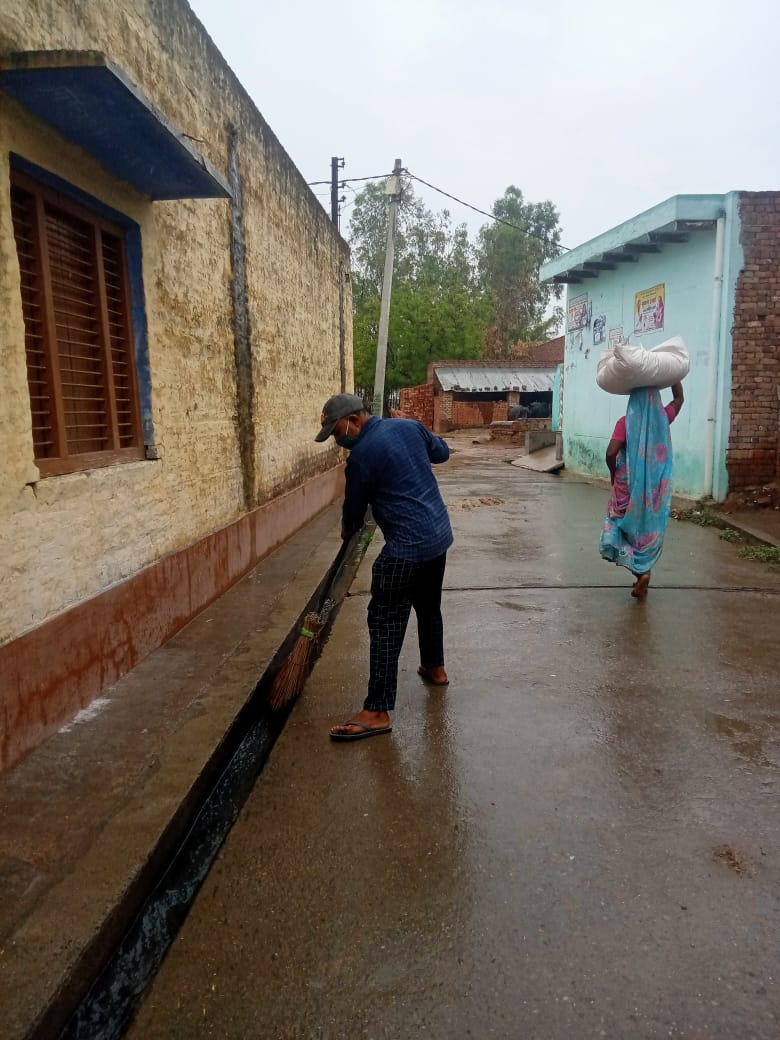 doprup_Bulandsh's tweet photo. विशेष स्वच्छता अभियान के अन्तर्गत आज दिनाॅक 19.05.2021 को जनपद बुलन्दशहर के विकास खण्डो की ग्राम पंचायतो मे सफाई कार्य करते हुए।@Bhupendraupbjp,@CMOfficeUP ,@uppanchayatiraj ,@dmbulandshahr https://t.co/QvJaTcO9rs