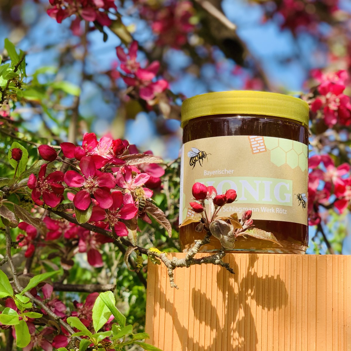 j_edmueller's tweet photo. Ich starte auch am #weltbienentag am liebsten mit einem Honigbrot in den Tag und das natürlich mit unserem werkseigenen Honig.
Happy World BEE Day! https://t.co/oiRRpZtD7J