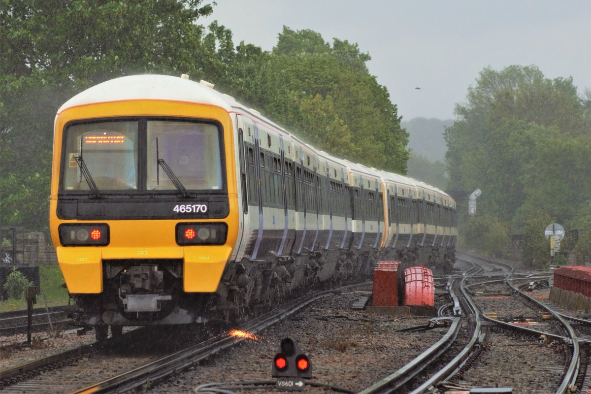 18/05/20 
465170 accelerates away from Herne Hill in the pouring rain, running 2M68 to Orpington
#class465